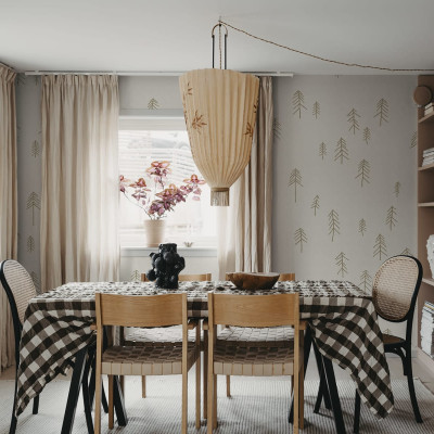 Tapet cu design minimalist, inspirat din natură. Siluete fine de brazi pe fond bej, creează o atmosferă caldă și primitoare.