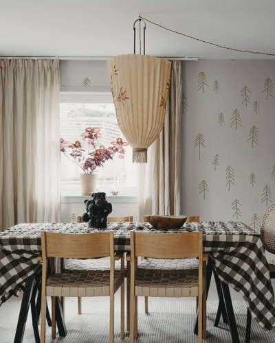 Tapet cu design minimalist, inspirat din natură. Siluete fine de brazi pe fond bej, creează o atmosferă caldă și primitoare.