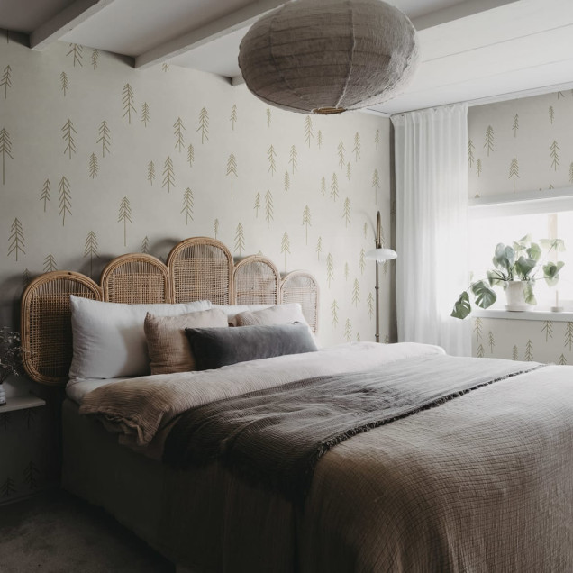 Tapet cu design minimalist, inspirat din natură. Siluete fine de brazi pe fond bej, creează o atmosferă caldă și primitoare.