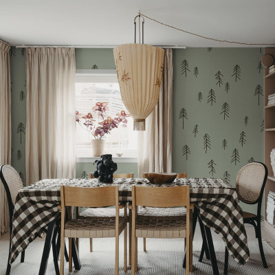 Tapet cu design minimalist cu siluete de brad în negru pe un fundal verde închis