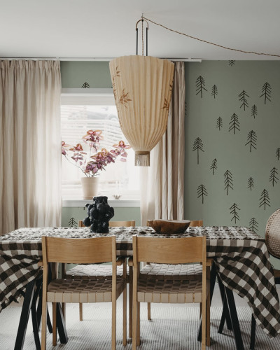 Tapet cu design minimalist cu siluete de brad în negru pe un fundal verde închis