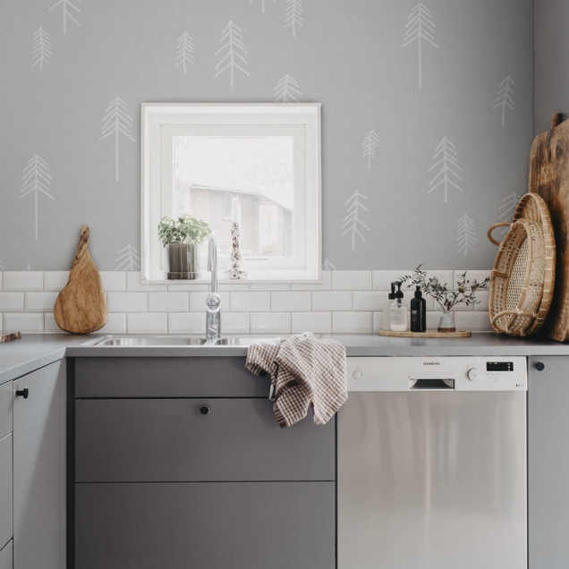 Tapet cu design minimalist, cu copaci albi pe un fundal gri deschis.
