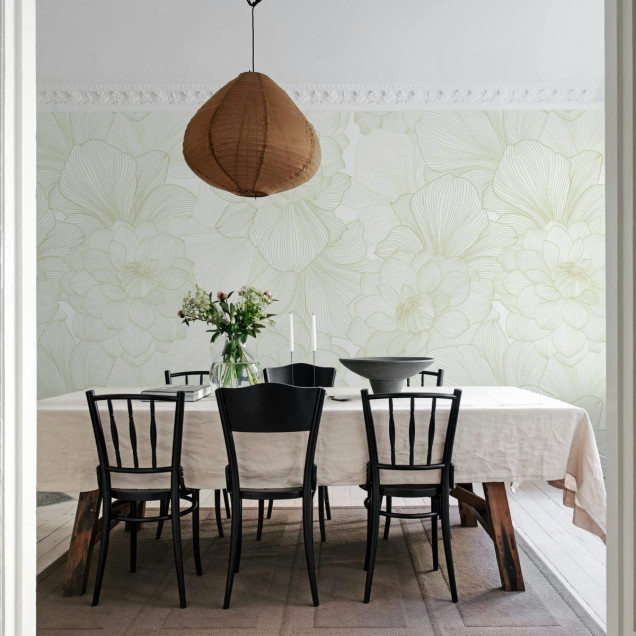 Tapet floral cu flori de dahlia delicate pe un fond crem
