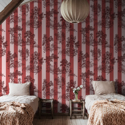 Tapet Happy Toile, Raspberry, cu dungi verticale elegante, în tonuri de roz pal și roșu aprins, ce prezintă o imagine grafică de mici dimensiuni a unui decor elegant, cu flori, copaci și porți.