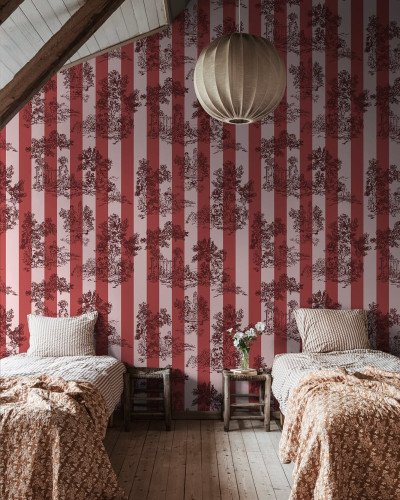 Tapet Happy Toile, Raspberry, cu dungi verticale elegante, în tonuri de roz pal și roșu aprins, ce prezintă o imagine grafică de mici dimensiuni a unui decor elegant, cu flori, copaci și porți.