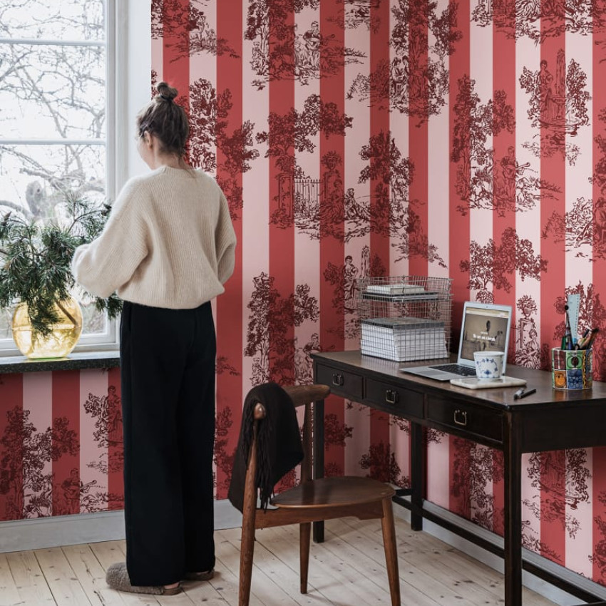 Tapet Happy Toile Mustard, cu dungi și motive florale, într-un dormitor
