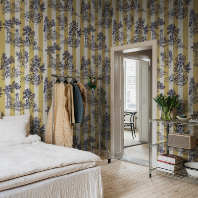 Tapet Happy Toile Mustard, cu dungi și motive florale, într-un dormitor