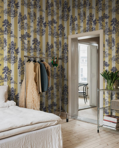 Tapet Happy Toile Mustard, cu dungi și motive florale, într-un dormitor