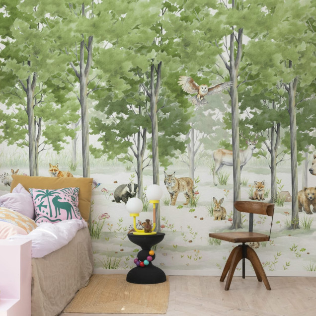 Tapet Friendly Forest, verde, cu detalii romantice și animale drăguțe, perfect pentru camera copiilor.