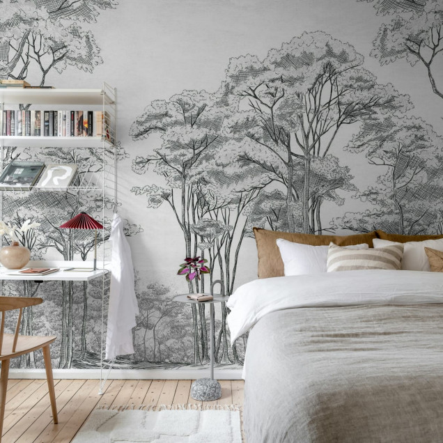 Tapet cu design grafic de copaci in negru si alb, decorand un living minimalist.