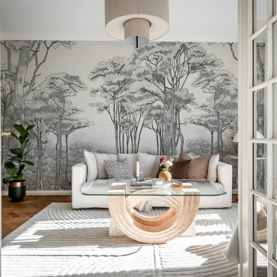 Tapet cu design grafic de copaci in negru si alb, decorand un living minimalist.