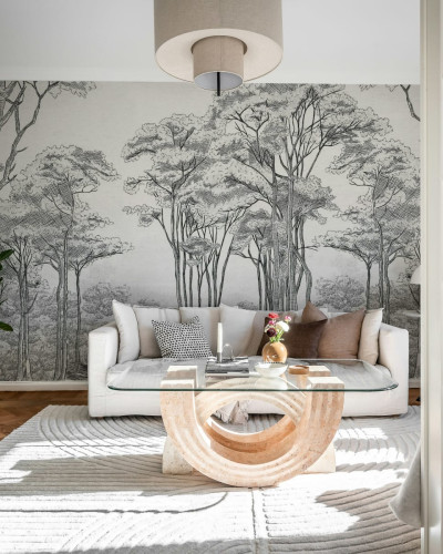 Tapet cu design grafic de copaci in negru si alb, decorand un living minimalist.