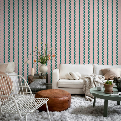 Tapet cu dungi ondulate in nuante pastelate, perfect pentru a crea un decor modern si elegant. Se poate aplica in living, dormitor sau alte camere din casa.