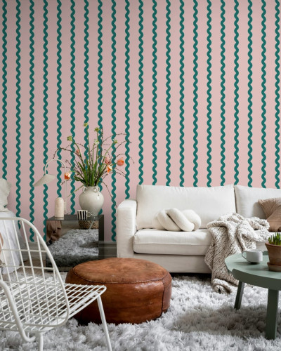 Tapet cu dungi ondulate in nuante pastelate, perfect pentru a crea un decor modern si elegant. Se poate aplica in living, dormitor sau alte camere din casa.