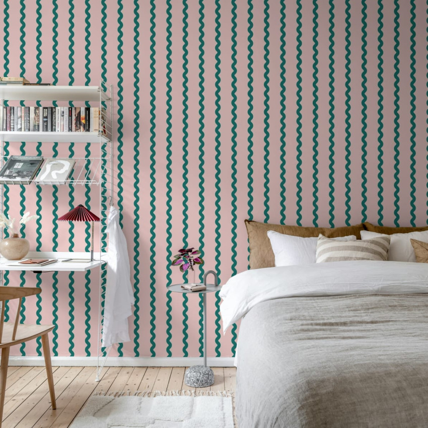 Tapet geometric Wobbly Stripe, Soft Pink cu dungi maro subtile pe un fundal roz pudrat.