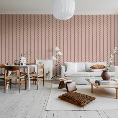 Tapet geometric Wobbly Stripe, Soft Pink cu dungi maro subtile pe un fundal roz pudrat.