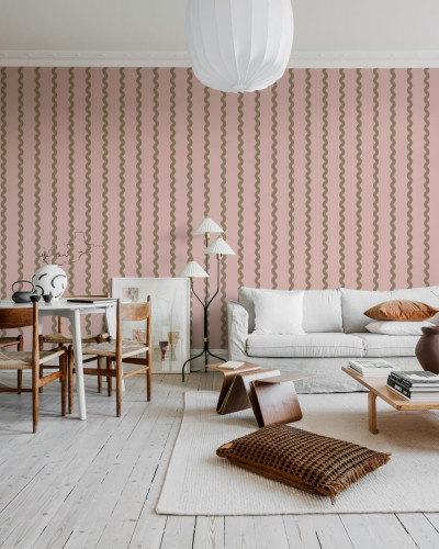 Tapet geometric Wobbly Stripe, Soft Pink cu dungi maro subtile pe un fundal roz pudrat.