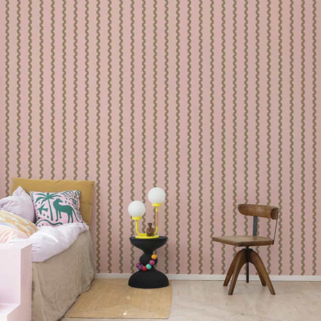 Tapet geometric Wobbly Stripe, Soft Pink cu dungi maro subtile pe un fundal roz pudrat.