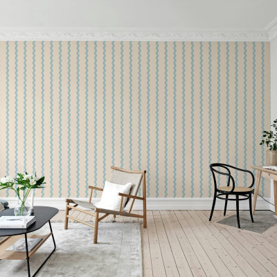 Tapet cu dungi ondulate albastre, un design clasic cu un twist modern.