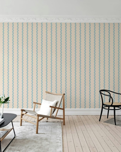Tapet cu dungi ondulate albastre, un design clasic cu un twist modern.