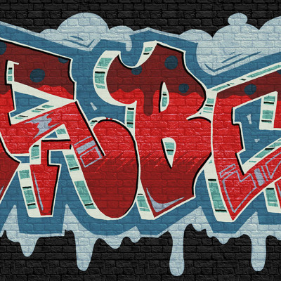 Tapet Rebel Graffiti, Red, cu un design urban in rosu, albastru si verde. Tapetul este pozitionat pe un perete din camera de zi, alaturi de o masa de lucru.