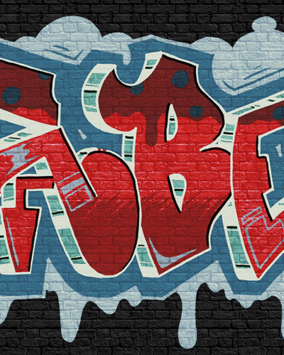 Tapet Rebel Graffiti, Red, cu un design urban in rosu, albastru si verde. Tapetul este pozitionat pe un perete din camera de zi, alaturi de o masa de lucru.