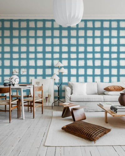 Tapet cu pătrate pictate în albastru, design modern și elegant, perfect pentru dormitor, living, bucătărie sau hol.