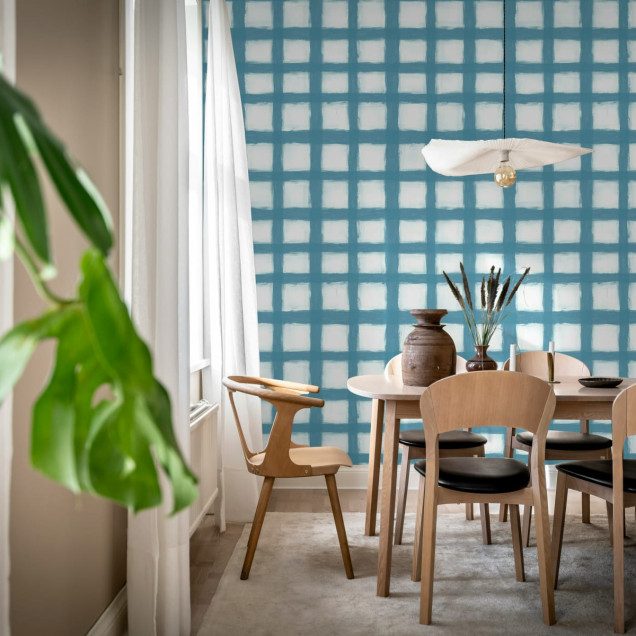 Tapet cu pătrate pictate în albastru, design modern și elegant, perfect pentru dormitor, living, bucătărie sau hol.