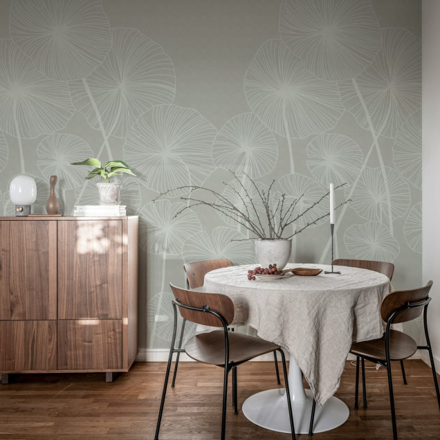 Tapet cu design minimalist cu flori albe pe un fundal bej.