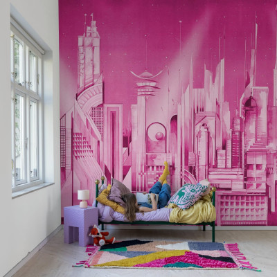 Tapet cu design urban futurist, cu o imagine a unui oraș futurist în roz vibrant, decorat cu o pat de o persoană.
