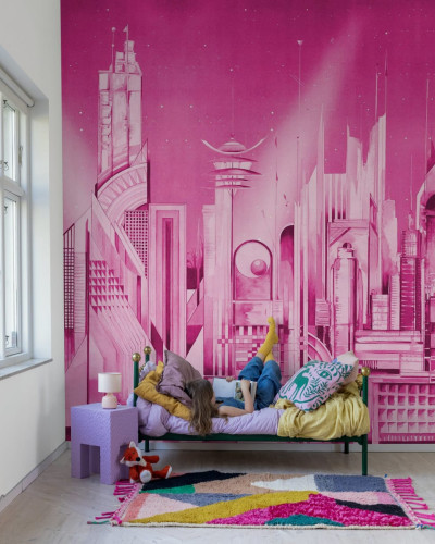 Tapet cu design urban futurist, cu o imagine a unui oraș futurist în roz vibrant, decorat cu o pat de o persoană.