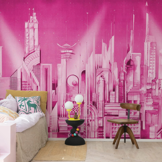 Tapet cu design urban futurist, cu o imagine a unui oraș futurist în roz vibrant, decorat cu o pat de o persoană.