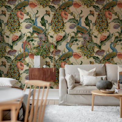 Tapet Vintage Peacock, Beige, cu păuni eleganți și flori delicate, perfect pentru a crea o atmosferă sofisticată și relaxantă în casa dumneavoastră.