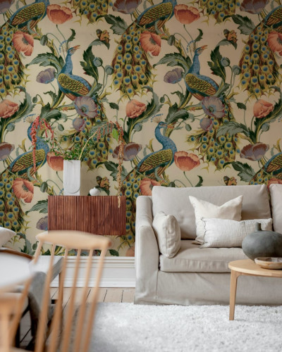 Tapet Vintage Peacock, Beige, cu păuni eleganți și flori delicate, perfect pentru a crea o atmosferă sofisticată și relaxantă în casa dumneavoastră.