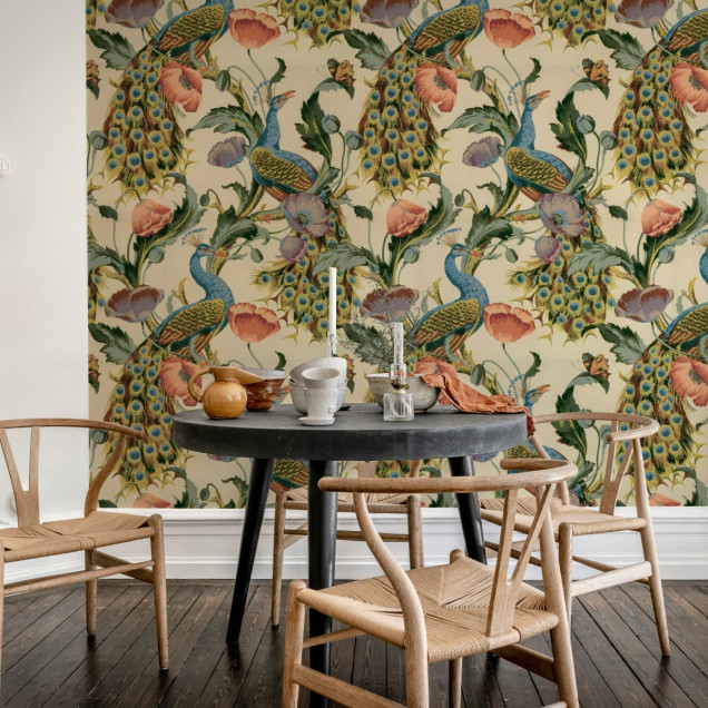 Tapet Vintage Peacock, Beige, cu păuni eleganți și flori delicate, perfect pentru a crea o atmosferă sofisticată și relaxantă în casa dumneavoastră.