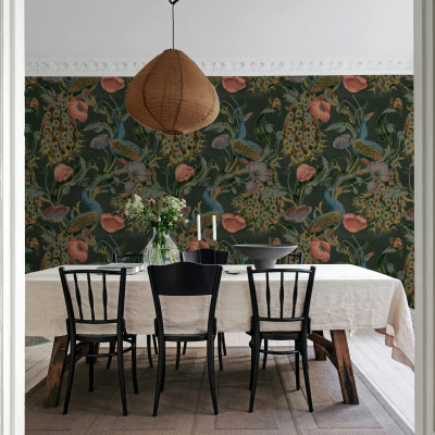 Tapet Vintage Peacock - negru. Model clasic cu păuni multicolori și flori delicate pe un fundal închis. Ideal pentru un perete de accent în living, dormitor sau birou.