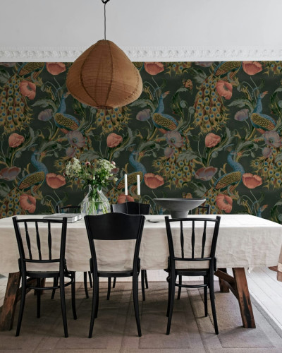 Tapet Vintage Peacock - negru. Model clasic cu păuni multicolori și flori delicate pe un fundal închis. Ideal pentru un perete de accent în living, dormitor sau birou.
