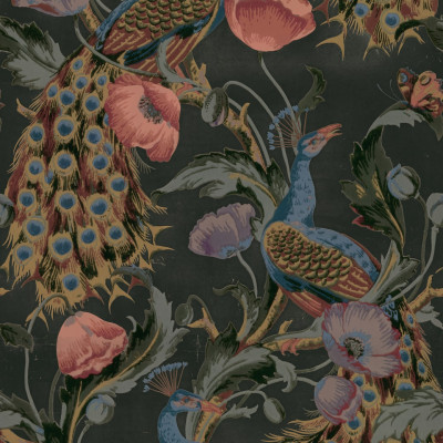 Tapet Vintage Peacock - negru. Model clasic cu păuni multicolori și flori delicate pe un fundal închis. Ideal pentru un perete de accent în living, dormitor sau birou.