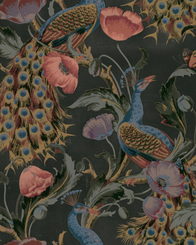 Tapet Vintage Peacock - negru. Model clasic cu păuni multicolori și flori delicate pe un fundal închis. Ideal pentru un perete de accent în living, dormitor sau birou.