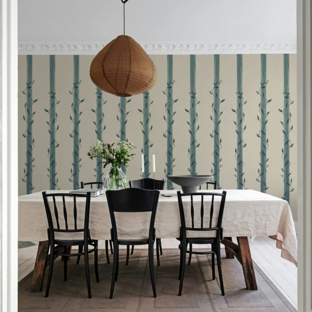 Tapet Leafy Stripes, Blue, cu dungi albastre și frunze verzi.