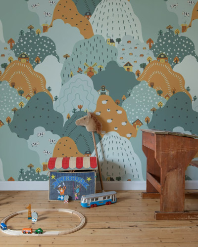 Tapet cu design vesel, cu dealuri colorate, casute dragute, nori pufosi si animale simpatice