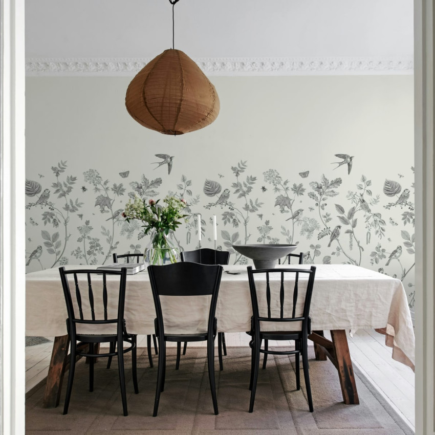 Tapet cu design floral si pasari in nuante de albastru pe un fundal verde deschis