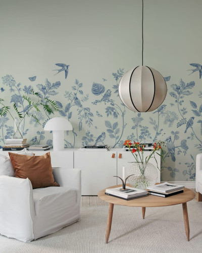 Tapet cu design floral si pasari in nuante de albastru pe un fundal verde deschis