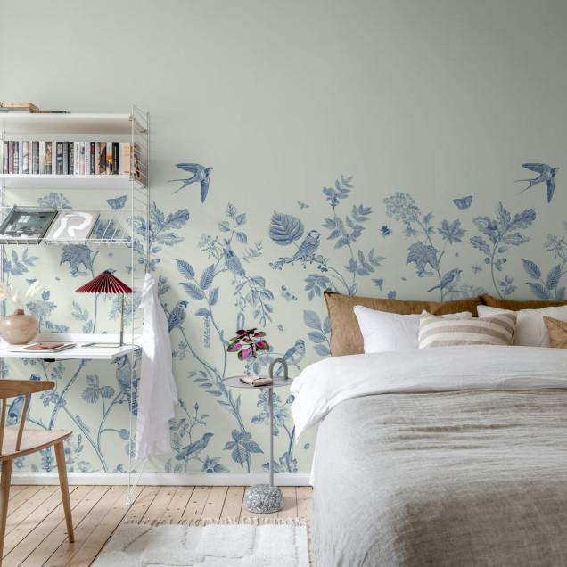Tapet cu design floral si pasari in nuante de albastru pe un fundal verde deschis