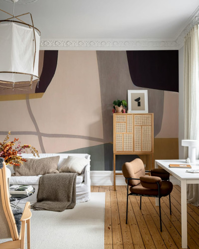 Tapet abstract cu nuanțe pastelate în livingul modern