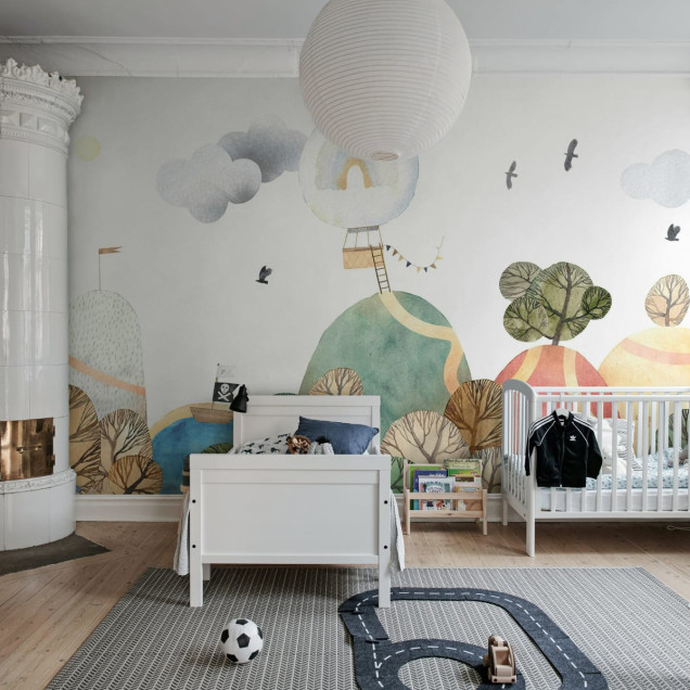 Tapet Fantasy Hills cu design unic cu dealuri, nori, baloane cu aer cald și multe detalii minunate.