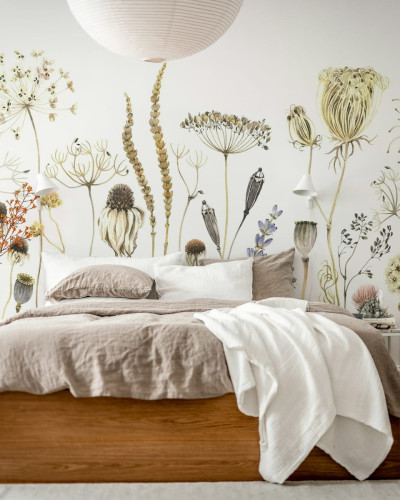 Tapet floral Dried Flower Meadow, Beige cu flori uscate în culori deschise pentru un dormitor romantic și relaxant.