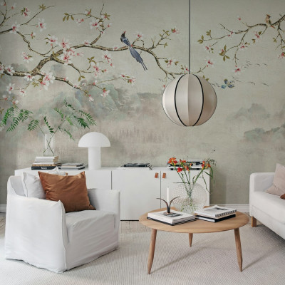 Fototapet cu copaci, păsări și design pastelat într-un living modern.
