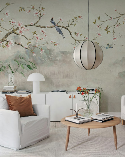 Fototapet cu copaci, păsări și design pastelat într-un living modern.