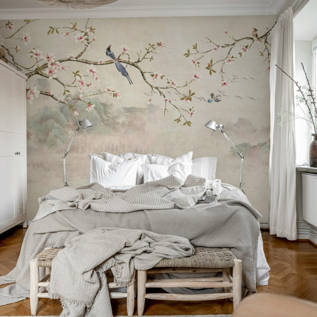 Fototapet cu copaci, păsări și design pastelat într-un living modern.